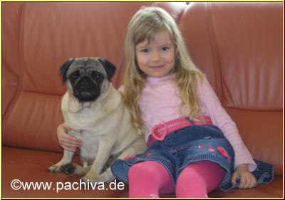 Kind und Mops